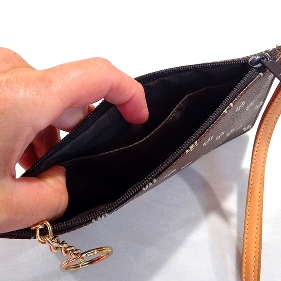 NEW! Dooney & Bourke Wristlet - Picture 4 of 5